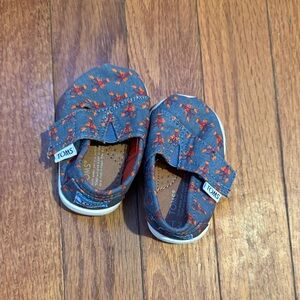 TOMS 2T blue shoes with Lobster Design